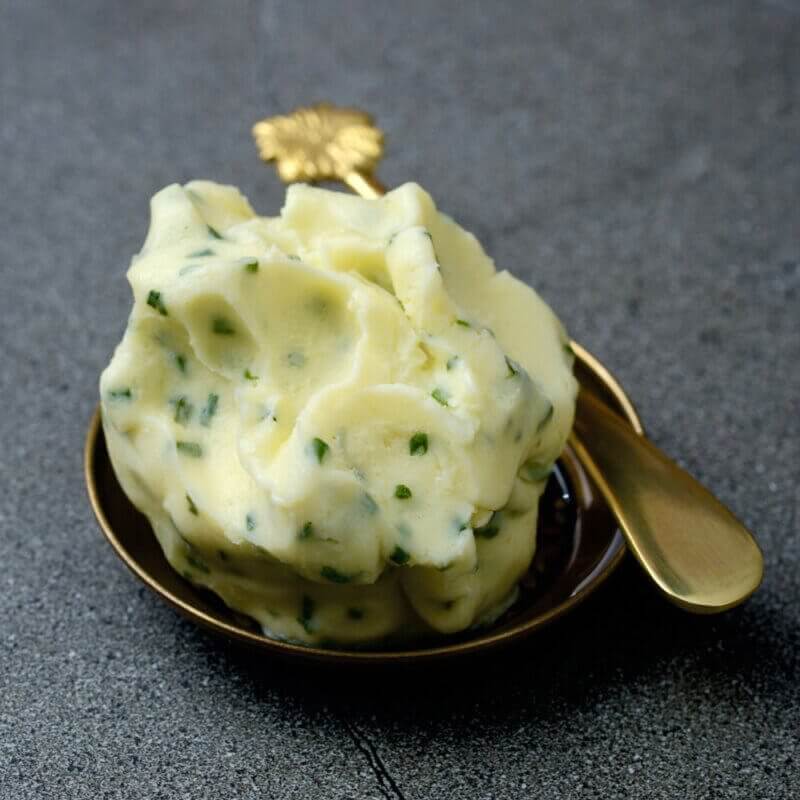 Cultured Butter – Garlic & Chives by Eleftheria Cheese is the best garlic butter in Mumbai made by expert cheesemakers with local ingredients
